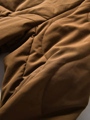 製品画像
「波形キルティングデザインとハイネック仕様が特徴の保温ダウンジャケット正面写真。防風性・保温性・快適性に優れ、静電気防止加工を施したナイロン素材を採用した秋冬に最適なアイテム。」
詳細画像
「フラップ付きの両サイドポケットと背面の通気性メッシュパネルのディテール写真。波形キルティングで中綿が均等に保温性を発揮し、エアダウン素材が快適さを提供するジャケットの特徴を強調した画像。」