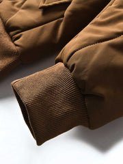 製品画像
「波形キルティングデザインとハイネック仕様が特徴の保温ダウンジャケット正面写真。防風性・保温性・快適性に優れ、静電気防止加工を施したナイロン素材を採用した秋冬に最適なアイテム。」
詳細画像
「フラップ付きの両サイドポケットと背面の通気性メッシュパネルのディテール写真。波形キルティングで中綿が均等に保温性を発揮し、エアダウン素材が快適さを提供するジャケットの特徴を強調した画像。」