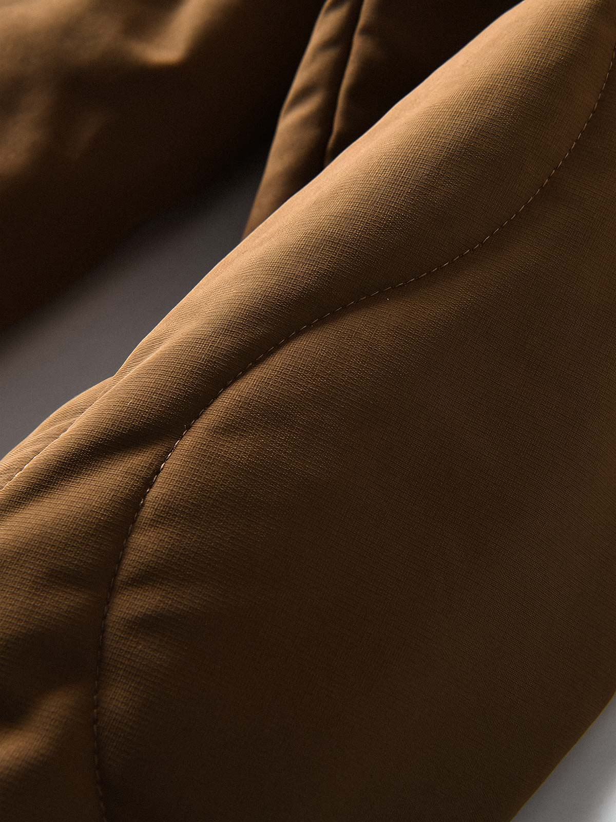 製品画像
「波形キルティングデザインとハイネック仕様が特徴の保温ダウンジャケット正面写真。防風性・保温性・快適性に優れ、静電気防止加工を施したナイロン素材を採用した秋冬に最適なアイテム。」
詳細画像
「フラップ付きの両サイドポケットと背面の通気性メッシュパネルのディテール写真。波形キルティングで中綿が均等に保温性を発揮し、エアダウン素材が快適さを提供するジャケットの特徴を強調した画像。」