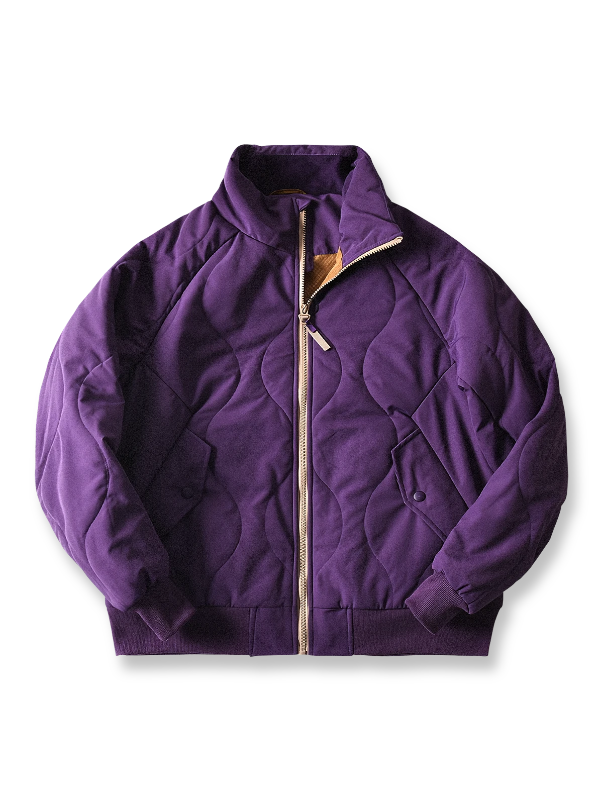 製品画像
「波形キルティングデザインとハイネック仕様が特徴の保温ダウンジャケット正面写真。防風性・保温性・快適性に優れ、静電気防止加工を施したナイロン素材を採用した秋冬に最適なアイテム。」
詳細画像
「フラップ付きの両サイドポケットと背面の通気性メッシュパネルのディテール写真。波形キルティングで中綿が均等に保温性を発揮し、エアダウン素材が快適さを提供するジャケットの特徴を強調した画像。」