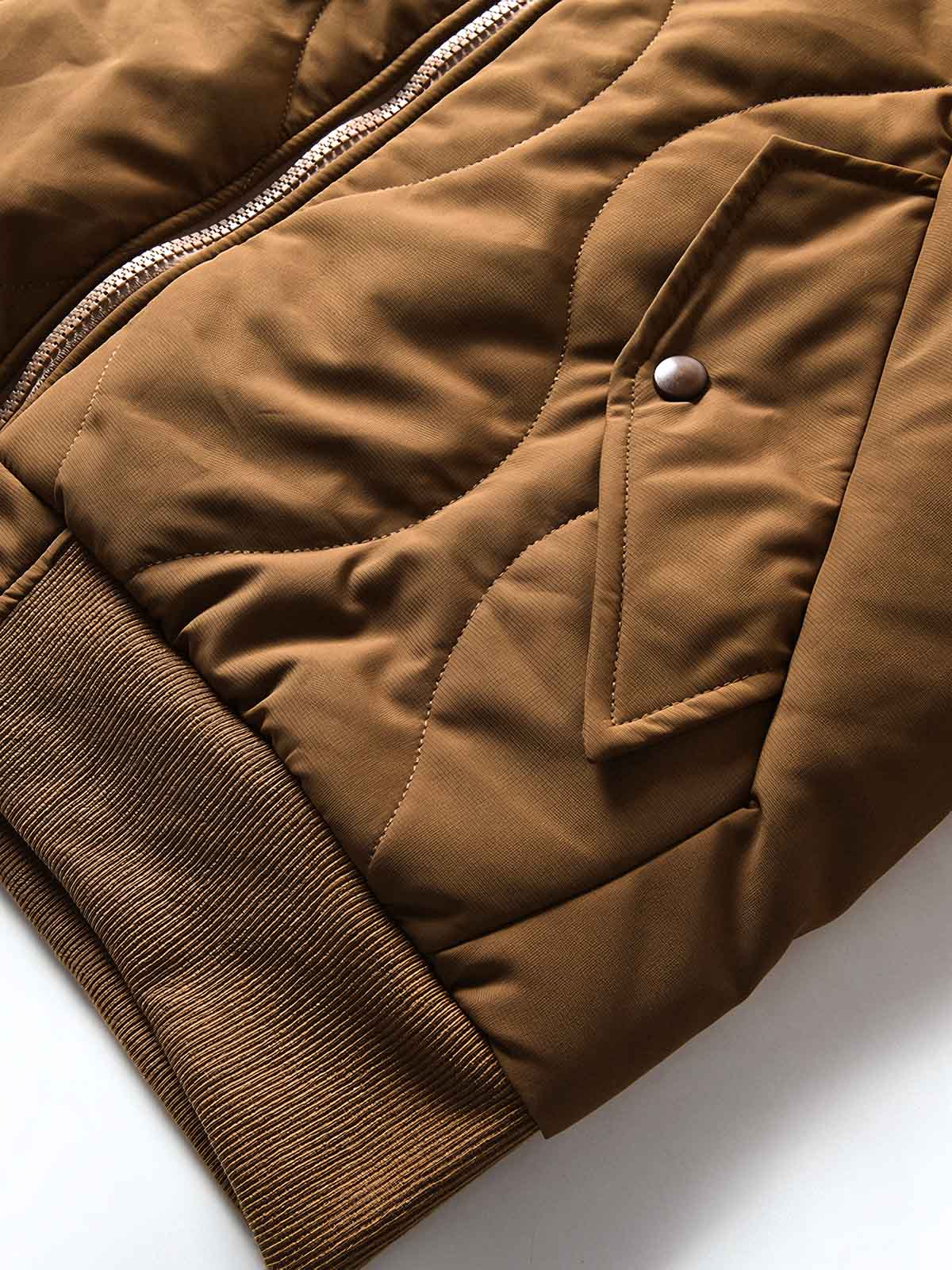 製品画像
「波形キルティングデザインとハイネック仕様が特徴の保温ダウンジャケット正面写真。防風性・保温性・快適性に優れ、静電気防止加工を施したナイロン素材を採用した秋冬に最適なアイテム。」
詳細画像
「フラップ付きの両サイドポケットと背面の通気性メッシュパネルのディテール写真。波形キルティングで中綿が均等に保温性を発揮し、エアダウン素材が快適さを提供するジャケットの特徴を強調した画像。」