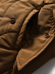 製品画像
「波形キルティングデザインとハイネック仕様が特徴の保温ダウンジャケット正面写真。防風性・保温性・快適性に優れ、静電気防止加工を施したナイロン素材を採用した秋冬に最適なアイテム。」
詳細画像
「フラップ付きの両サイドポケットと背面の通気性メッシュパネルのディテール写真。波形キルティングで中綿が均等に保温性を発揮し、エアダウン素材が快適さを提供するジャケットの特徴を強調した画像。」