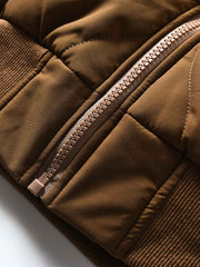 製品画像
「波形キルティングデザインとハイネック仕様が特徴の保温ダウンジャケット正面写真。防風性・保温性・快適性に優れ、静電気防止加工を施したナイロン素材を採用した秋冬に最適なアイテム。」
詳細画像
「フラップ付きの両サイドポケットと背面の通気性メッシュパネルのディテール写真。波形キルティングで中綿が均等に保温性を発揮し、エアダウン素材が快適さを提供するジャケットの特徴を強調した画像。」