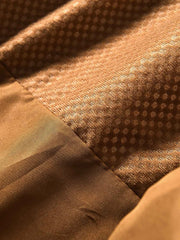 製品画像
「波形キルティングデザインとハイネック仕様が特徴の保温ダウンジャケット正面写真。防風性・保温性・快適性に優れ、静電気防止加工を施したナイロン素材を採用した秋冬に最適なアイテム。」
詳細画像
「フラップ付きの両サイドポケットと背面の通気性メッシュパネルのディテール写真。波形キルティングで中綿が均等に保温性を発揮し、エアダウン素材が快適さを提供するジャケットの特徴を強調した画像。」