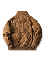 製品画像
「波形キルティングデザインとハイネック仕様が特徴の保温ダウンジャケット正面写真。防風性・保温性・快適性に優れ、静電気防止加工を施したナイロン素材を採用した秋冬に最適なアイテム。」
詳細画像
「フラップ付きの両サイドポケットと背面の通気性メッシュパネルのディテール写真。波形キルティングで中綿が均等に保温性を発揮し、エアダウン素材が快適さを提供するジャケットの特徴を強調した画像。」