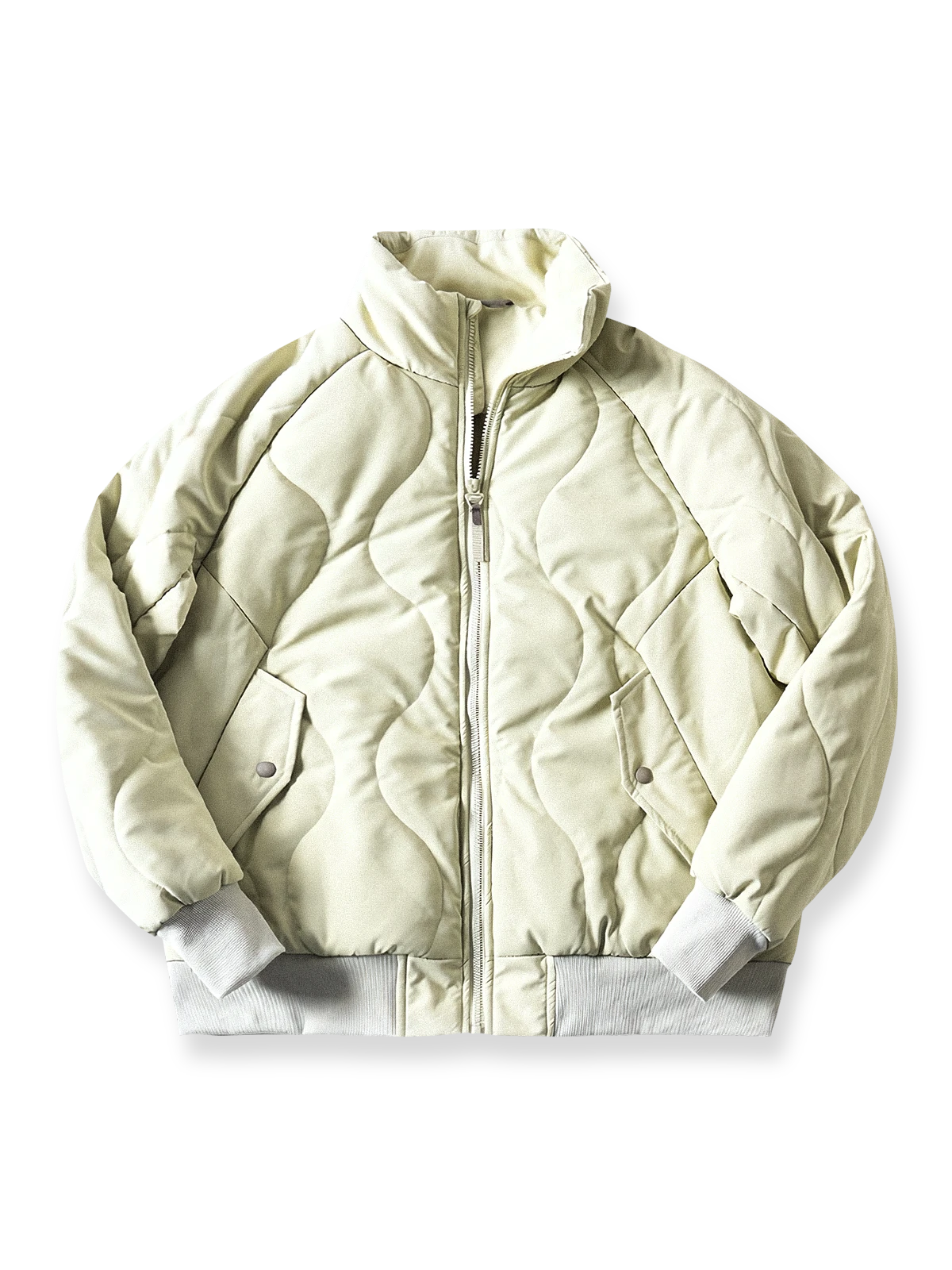 製品画像
「波形キルティングデザインとハイネック仕様が特徴の保温ダウンジャケット正面写真。防風性・保温性・快適性に優れ、静電気防止加工を施したナイロン素材を採用した秋冬に最適なアイテム。」
詳細画像
「フラップ付きの両サイドポケットと背面の通気性メッシュパネルのディテール写真。波形キルティングで中綿が均等に保温性を発揮し、エアダウン素材が快適さを提供するジャケットの特徴を強調した画像。」