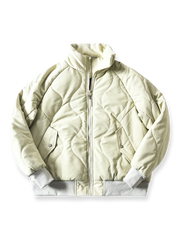 製品画像
「波形キルティングデザインとハイネック仕様が特徴の保温ダウンジャケット正面写真。防風性・保温性・快適性に優れ、静電気防止加工を施したナイロン素材を採用した秋冬に最適なアイテム。」
詳細画像
「フラップ付きの両サイドポケットと背面の通気性メッシュパネルのディテール写真。波形キルティングで中綿が均等に保温性を発揮し、エアダウン素材が快適さを提供するジャケットの特徴を強調した画像。」