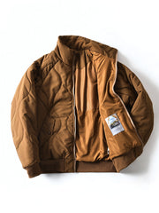 製品画像
「波形キルティングデザインとハイネック仕様が特徴の保温ダウンジャケット正面写真。防風性・保温性・快適性に優れ、静電気防止加工を施したナイロン素材を採用した秋冬に最適なアイテム。」
詳細画像
「フラップ付きの両サイドポケットと背面の通気性メッシュパネルのディテール写真。波形キルティングで中綿が均等に保温性を発揮し、エアダウン素材が快適さを提供するジャケットの特徴を強調した画像。」