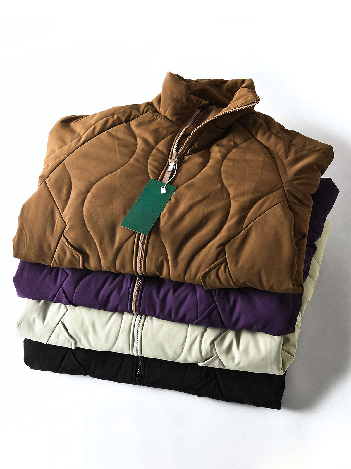 製品画像
「波形キルティングデザインとハイネック仕様が特徴の保温ダウンジャケット正面写真。防風性・保温性・快適性に優れ、静電気防止加工を施したナイロン素材を採用した秋冬に最適なアイテム。」
詳細画像
「フラップ付きの両サイドポケットと背面の通気性メッシュパネルのディテール写真。波形キルティングで中綿が均等に保温性を発揮し、エアダウン素材が快適さを提供するジャケットの特徴を強調した画像。」