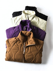 製品画像
「波形キルティングデザインとハイネック仕様が特徴の保温ダウンジャケット正面写真。防風性・保温性・快適性に優れ、静電気防止加工を施したナイロン素材を採用した秋冬に最適なアイテム。」
詳細画像
「フラップ付きの両サイドポケットと背面の通気性メッシュパネルのディテール写真。波形キルティングで中綿が均等に保温性を発揮し、エアダウン素材が快適さを提供するジャケットの特徴を強調した画像。」