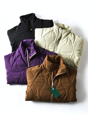 製品画像
「波形キルティングデザインとハイネック仕様が特徴の保温ダウンジャケット正面写真。防風性・保温性・快適性に優れ、静電気防止加工を施したナイロン素材を採用した秋冬に最適なアイテム。」
詳細画像
「フラップ付きの両サイドポケットと背面の通気性メッシュパネルのディテール写真。波形キルティングで中綿が均等に保温性を発揮し、エアダウン素材が快適さを提供するジャケットの特徴を強調した画像。」