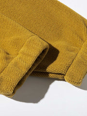 製品画像
「アメリカンヴィンテージ風デザインのバイカラーパッチポケットハーフジップ裏起毛パーカー全体写真。保温性と快適性を兼ね備え、秋冬のアウトドアやカジュアルスタイルに最適なアイテム。」
詳細画像
「パッチポケットと斜めハーフジップのディテール写真。裏起毛仕様による保温性と、袖口のゴム仕様や裾のドローコードデザインが特徴のパーカー。」