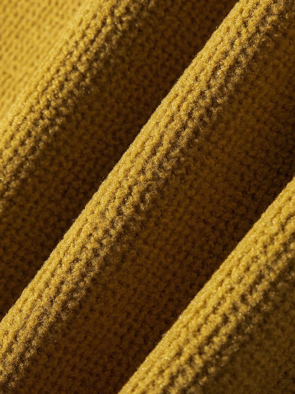 製品画像
「アメリカンヴィンテージ風デザインのバイカラーパッチポケットハーフジップ裏起毛パーカー全体写真。保温性と快適性を兼ね備え、秋冬のアウトドアやカジュアルスタイルに最適なアイテム。」
詳細画像
「パッチポケットと斜めハーフジップのディテール写真。裏起毛仕様による保温性と、袖口のゴム仕様や裾のドローコードデザインが特徴のパーカー。」