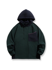 製品画像
「アメリカンヴィンテージ風デザインのバイカラーパッチポケットハーフジップ裏起毛パーカー全体写真。保温性と快適性を兼ね備え、秋冬のアウトドアやカジュアルスタイルに最適なアイテム。」
詳細画像
「パッチポケットと斜めハーフジップのディテール写真。裏起毛仕様による保温性と、袖口のゴム仕様や裾のドローコードデザインが特徴のパーカー。」