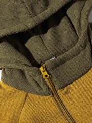 製品画像
「アメリカンヴィンテージ風デザインのバイカラーパッチポケットハーフジップ裏起毛パーカー全体写真。保温性と快適性を兼ね備え、秋冬のアウトドアやカジュアルスタイルに最適なアイテム。」
詳細画像
「パッチポケットと斜めハーフジップのディテール写真。裏起毛仕様による保温性と、袖口のゴム仕様や裾のドローコードデザインが特徴のパーカー。」