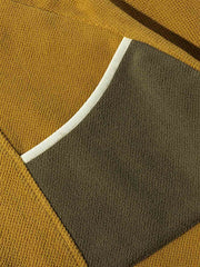 製品画像
「アメリカンヴィンテージ風デザインのバイカラーパッチポケットハーフジップ裏起毛パーカー全体写真。保温性と快適性を兼ね備え、秋冬のアウトドアやカジュアルスタイルに最適なアイテム。」
詳細画像
「パッチポケットと斜めハーフジップのディテール写真。裏起毛仕様による保温性と、袖口のゴム仕様や裾のドローコードデザインが特徴のパーカー。」