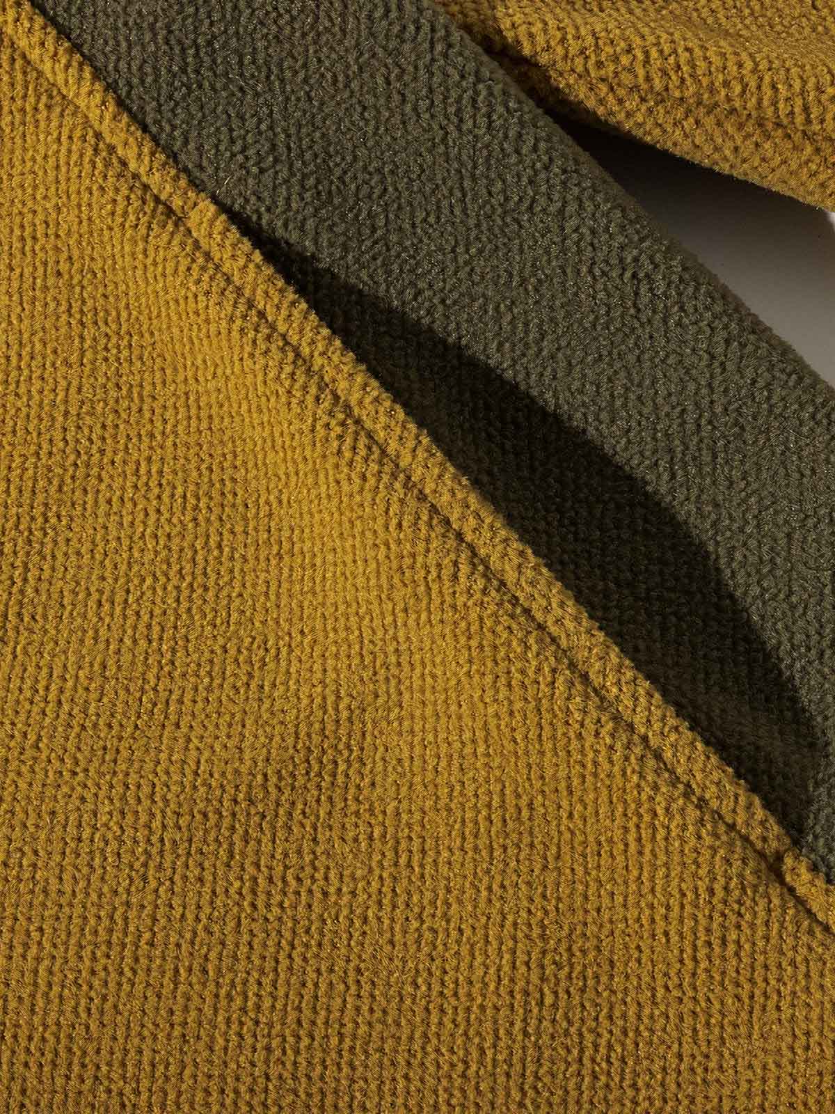 製品画像
「アメリカンヴィンテージ風デザインのバイカラーパッチポケットハーフジップ裏起毛パーカー全体写真。保温性と快適性を兼ね備え、秋冬のアウトドアやカジュアルスタイルに最適なアイテム。」
詳細画像
「パッチポケットと斜めハーフジップのディテール写真。裏起毛仕様による保温性と、袖口のゴム仕様や裾のドローコードデザインが特徴のパーカー。」