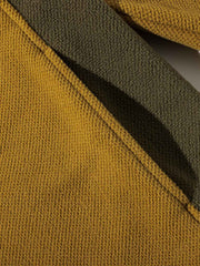 製品画像
「アメリカンヴィンテージ風デザインのバイカラーパッチポケットハーフジップ裏起毛パーカー全体写真。保温性と快適性を兼ね備え、秋冬のアウトドアやカジュアルスタイルに最適なアイテム。」
詳細画像
「パッチポケットと斜めハーフジップのディテール写真。裏起毛仕様による保温性と、袖口のゴム仕様や裾のドローコードデザインが特徴のパーカー。」