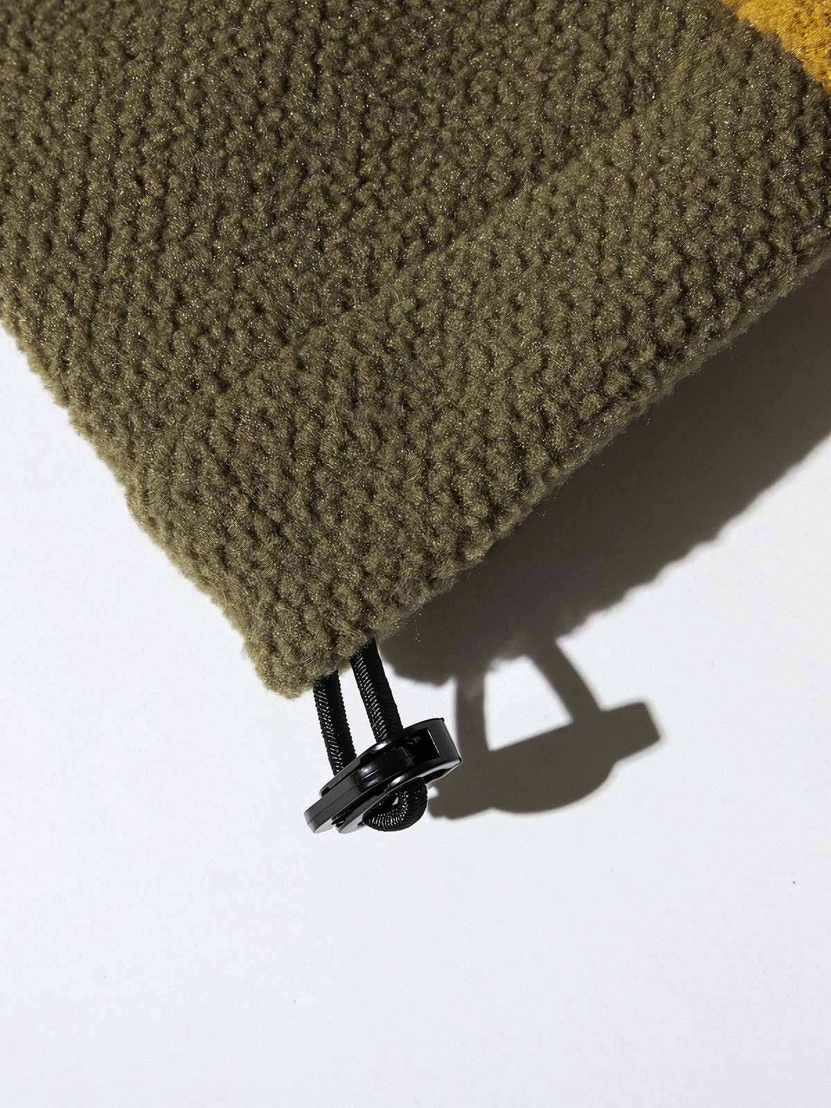 製品画像
「アメリカンヴィンテージ風デザインのバイカラーパッチポケットハーフジップ裏起毛パーカー全体写真。保温性と快適性を兼ね備え、秋冬のアウトドアやカジュアルスタイルに最適なアイテム。」
詳細画像
「パッチポケットと斜めハーフジップのディテール写真。裏起毛仕様による保温性と、袖口のゴム仕様や裾のドローコードデザインが特徴のパーカー。」