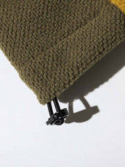 製品画像
「アメリカンヴィンテージ風デザインのバイカラーパッチポケットハーフジップ裏起毛パーカー全体写真。保温性と快適性を兼ね備え、秋冬のアウトドアやカジュアルスタイルに最適なアイテム。」
詳細画像
「パッチポケットと斜めハーフジップのディテール写真。裏起毛仕様による保温性と、袖口のゴム仕様や裾のドローコードデザインが特徴のパーカー。」