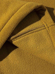 製品画像
「アメリカンヴィンテージ風デザインのバイカラーパッチポケットハーフジップ裏起毛パーカー全体写真。保温性と快適性を兼ね備え、秋冬のアウトドアやカジュアルスタイルに最適なアイテム。」
詳細画像
「パッチポケットと斜めハーフジップのディテール写真。裏起毛仕様による保温性と、袖口のゴム仕様や裾のドローコードデザインが特徴のパーカー。」