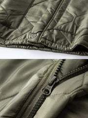 製品画像
「ヴィンテージ感漂うアメリカンミリタリースタイルのM65ライナー CWU-9P 中綿ジャケット全体展示写真。ダイヤモンドキルティングデザインとリブ仕様を備えた軽量で保温性に優れた一着。」
詳細画像
「ダイヤモンドキルティングデザインが施された生地のディテール写真と、防風性能を高めるリブ仕様の袖口のクローズアップ写真。」