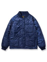 製品画像
「ヴィンテージ感漂うアメリカンミリタリースタイルのM65ライナー CWU-9P 中綿ジャケット全体展示写真。ダイヤモンドキルティングデザインとリブ仕様を備えた軽量で保温性に優れた一着。」
詳細画像
「ダイヤモンドキルティングデザインが施された生地のディテール写真と、防風性能を高めるリブ仕様の袖口のクローズアップ写真。」