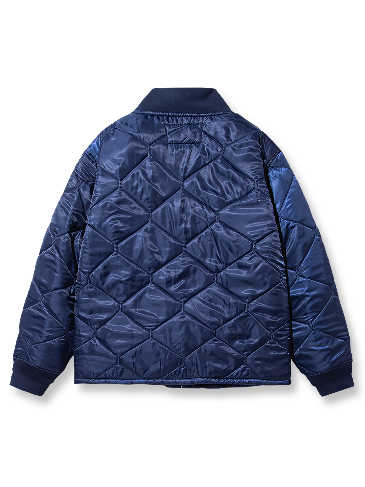 製品画像
「ヴィンテージ感漂うアメリカンミリタリースタイルのM65ライナー CWU-9P 中綿ジャケット全体展示写真。ダイヤモンドキルティングデザインとリブ仕様を備えた軽量で保温性に優れた一着。」
詳細画像
「ダイヤモンドキルティングデザインが施された生地のディテール写真と、防風性能を高めるリブ仕様の袖口のクローズアップ写真。」