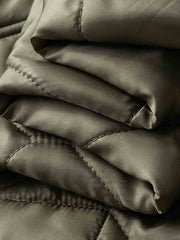 製品画像
「ヴィンテージ感漂うアメリカンミリタリースタイルのM65ライナー CWU-9P 中綿ジャケット全体展示写真。ダイヤモンドキルティングデザインとリブ仕様を備えた軽量で保温性に優れた一着。」
詳細画像
「ダイヤモンドキルティングデザインが施された生地のディテール写真と、防風性能を高めるリブ仕様の袖口のクローズアップ写真。」