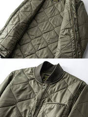 製品画像
「ヴィンテージ感漂うアメリカンミリタリースタイルのM65ライナー CWU-9P 中綿ジャケット全体展示写真。ダイヤモンドキルティングデザインとリブ仕様を備えた軽量で保温性に優れた一着。」
詳細画像
「ダイヤモンドキルティングデザインが施された生地のディテール写真と、防風性能を高めるリブ仕様の袖口のクローズアップ写真。」