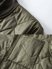 製品画像
「ヴィンテージ感漂うアメリカンミリタリースタイルのM65ライナー CWU-9P 中綿ジャケット全体展示写真。ダイヤモンドキルティングデザインとリブ仕様を備えた軽量で保温性に優れた一着。」
詳細画像
「ダイヤモンドキルティングデザインが施された生地のディテール写真と、防風性能を高めるリブ仕様の袖口のクローズアップ写真。」