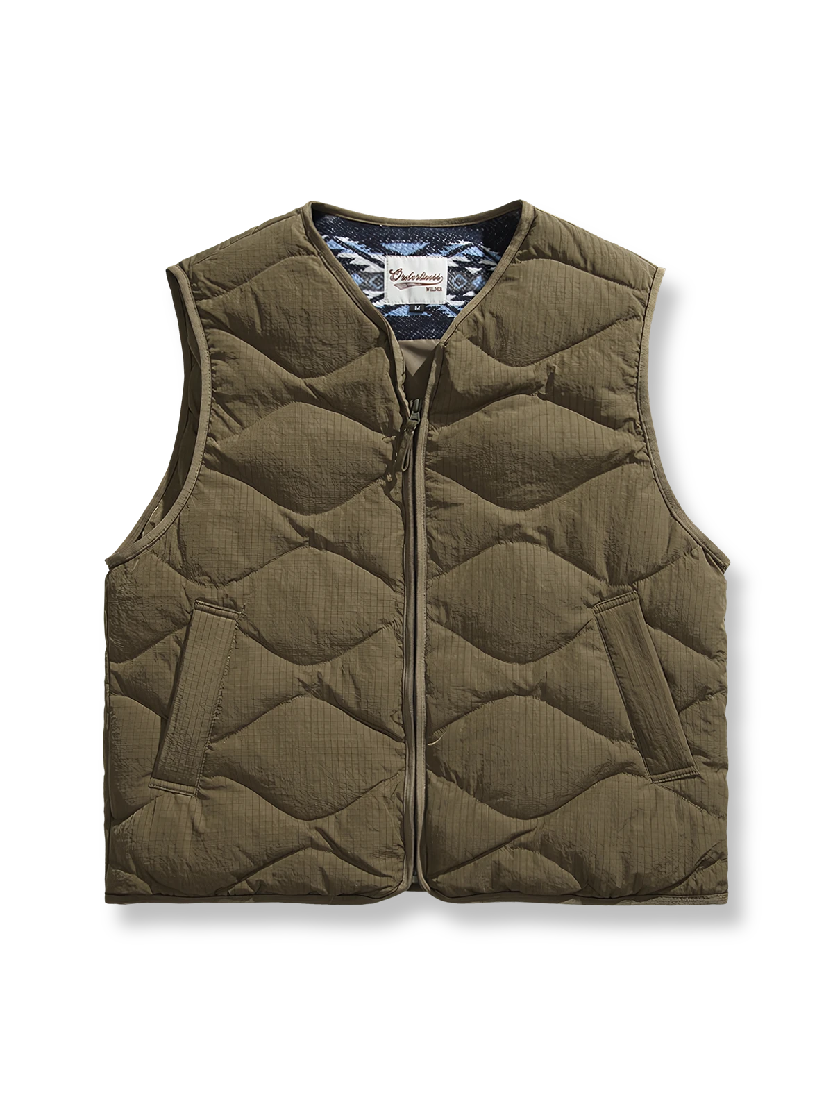 製品画像
「3色展開のホワイトダックダウン ダウンベスト全体写真。100%ナイロン素材とヴィンテージ感漂うデザインが特徴で、軽量で保温性に優れた秋冬のマストアイテム。」
詳細画像
「民族調デザインの裏地ディテール写真。高品質なホワイトダックダウンの保温性と、防風性に優れた100%ナイロン素材を採用したダウンベストの個性を際立たせるデザイン。」