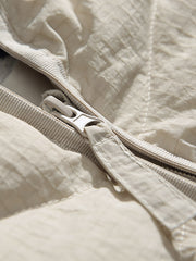 製品画像
「3色展開のホワイトダックダウン ダウンベスト全体写真。100%ナイロン素材とヴィンテージ感漂うデザインが特徴で、軽量で保温性に優れた秋冬のマストアイテム。」
詳細画像
「民族調デザインの裏地ディテール写真。高品質なホワイトダックダウンの保温性と、防風性に優れた100%ナイロン素材を採用したダウンベストの個性を際立たせるデザイン。」