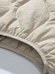 製品画像
「3色展開のホワイトダックダウン ダウンベスト全体写真。100%ナイロン素材とヴィンテージ感漂うデザインが特徴で、軽量で保温性に優れた秋冬のマストアイテム。」
詳細画像
「民族調デザインの裏地ディテール写真。高品質なホワイトダックダウンの保温性と、防風性に優れた100%ナイロン素材を採用したダウンベストの個性を際立たせるデザイン。」