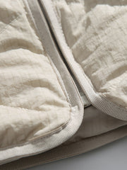 製品画像
「3色展開のホワイトダックダウン ダウンベスト全体写真。100%ナイロン素材とヴィンテージ感漂うデザインが特徴で、軽量で保温性に優れた秋冬のマストアイテム。」
詳細画像
「民族調デザインの裏地ディテール写真。高品質なホワイトダックダウンの保温性と、防風性に優れた100%ナイロン素材を採用したダウンベストの個性を際立たせるデザイン。」