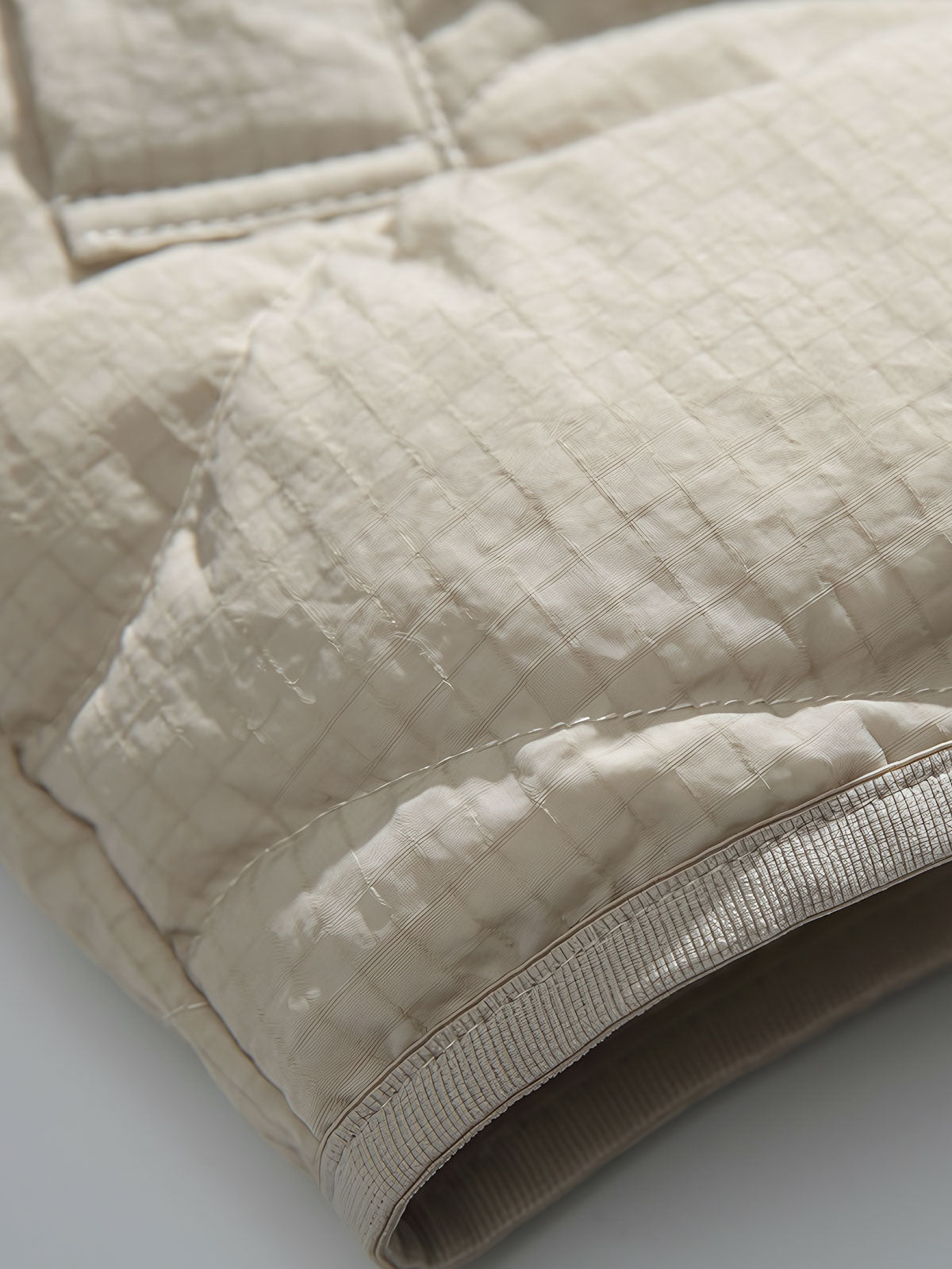 製品画像
「3色展開のホワイトダックダウン ダウンベスト全体写真。100%ナイロン素材とヴィンテージ感漂うデザインが特徴で、軽量で保温性に優れた秋冬のマストアイテム。」
詳細画像
「民族調デザインの裏地ディテール写真。高品質なホワイトダックダウンの保温性と、防風性に優れた100%ナイロン素材を採用したダウンベストの個性を際立たせるデザイン。」