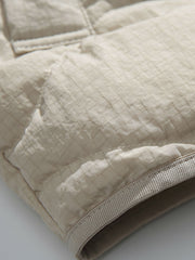 製品画像
「3色展開のホワイトダックダウン ダウンベスト全体写真。100%ナイロン素材とヴィンテージ感漂うデザインが特徴で、軽量で保温性に優れた秋冬のマストアイテム。」
詳細画像
「民族調デザインの裏地ディテール写真。高品質なホワイトダックダウンの保温性と、防風性に優れた100%ナイロン素材を採用したダウンベストの個性を際立たせるデザイン。」