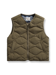 製品画像
「3色展開のホワイトダックダウン ダウンベスト全体写真。100%ナイロン素材とヴィンテージ感漂うデザインが特徴で、軽量で保温性に優れた秋冬のマストアイテム。」
詳細画像
「民族調デザインの裏地ディテール写真。高品質なホワイトダックダウンの保温性と、防風性に優れた100%ナイロン素材を採用したダウンベストの個性を際立たせるデザイン。」