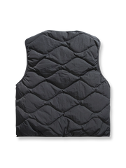 製品画像
「3色展開のホワイトダックダウン ダウンベスト全体写真。100%ナイロン素材とヴィンテージ感漂うデザインが特徴で、軽量で保温性に優れた秋冬のマストアイテム。」
詳細画像
「民族調デザインの裏地ディテール写真。高品質なホワイトダックダウンの保温性と、防風性に優れた100%ナイロン素材を採用したダウンベストの個性を際立たせるデザイン。」