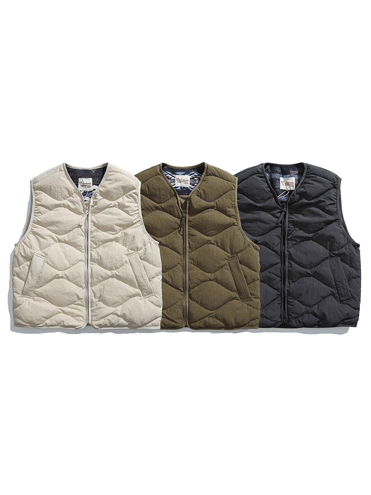 製品画像
「3色展開のホワイトダックダウン ダウンベスト全体写真。100%ナイロン素材とヴィンテージ感漂うデザインが特徴で、軽量で保温性に優れた秋冬のマストアイテム。」
詳細画像
「民族調デザインの裏地ディテール写真。高品質なホワイトダックダウンの保温性と、防風性に優れた100%ナイロン素材を採用したダウンベストの個性を際立たせるデザイン。」