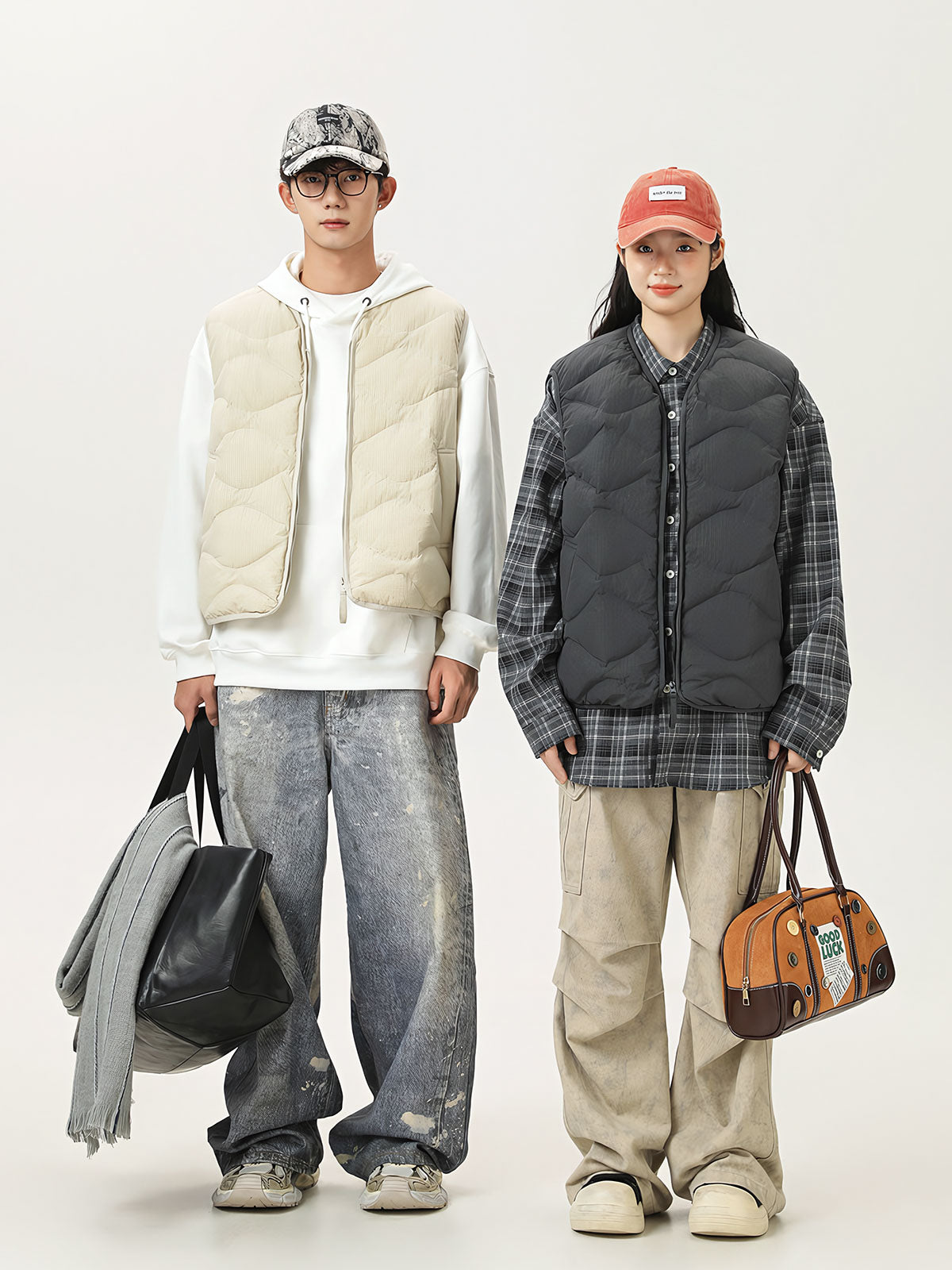 詳細画像
「民族調デザインの裏地ディテール写真。高品質なホワイトダックダウンの保温性と、防風性に優れた100%ナイロン素材を採用したダウンベストの個性を際立たせるデザイン。」
モデル画像
「モデルがホワイトダックダウン ダウンベストを着用し、軍ブーツとシャツを組み合わせたヴィンテージワークスタイルを披露。軽量で幅広いコーディネートに対応する一着を表現した写真。」