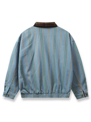 製品画像
「パッチワークストライプデザインが特徴のデニムジャケット。アメリカンヴィンテージスタイルを表現し、コントラストカラーのフランネル襟が際立つ全体展示図」
詳細画像
「パッチワークストライプデニムジャケットのディテールクローズアップ。コントラストカラーのフランネル襟、刺繍ワッペン、多機能フラップポケットが特徴」