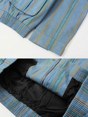 製品画像
「パッチワークストライプデザインが特徴のデニムジャケット。アメリカンヴィンテージスタイルを表現し、コントラストカラーのフランネル襟が際立つ全体展示図」
詳細画像
「パッチワークストライプデニムジャケットのディテールクローズアップ。コントラストカラーのフランネル襟、刺繍ワッペン、多機能フラップポケットが特徴」