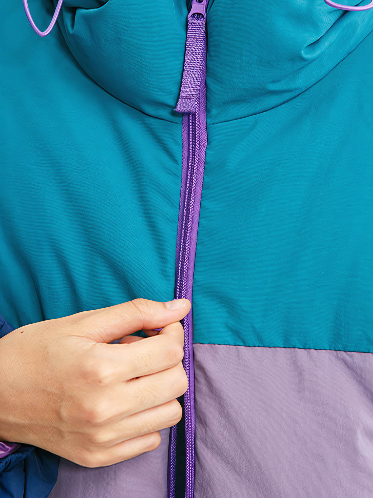 製品画像
「トリコロール配色のパッチワークデザインが特徴的なフード付きエコ中綿ジャケット。環境に配慮した再生素材を使用した冬用アウターの全体図」
詳細画像
「ハイネックフードと調節可能なドローコード付きデザイン。ダブルジップ仕様で実用性を高めたエコ中綿ジャケットのディテールクローズアップ」