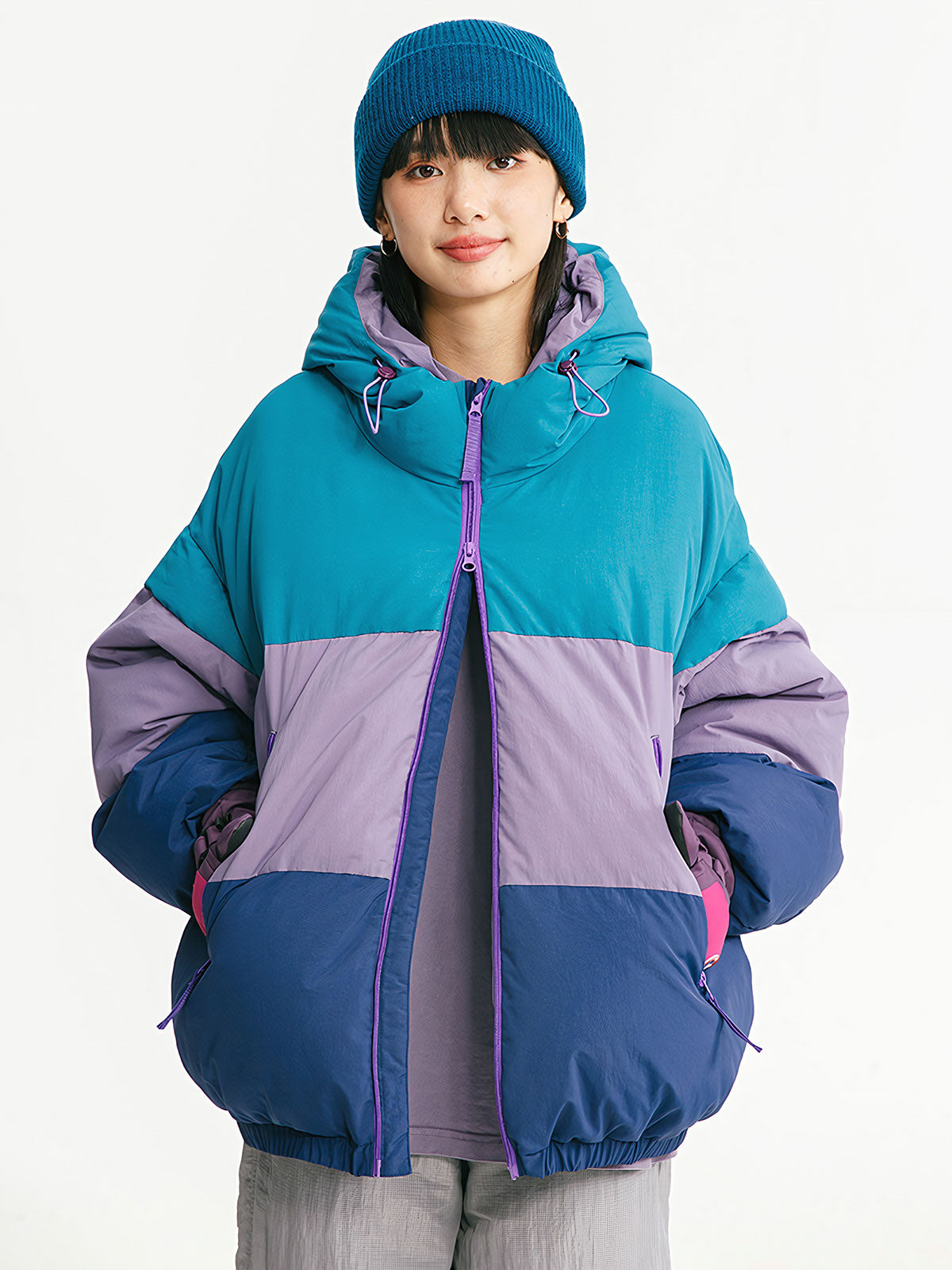 製品画像
「トリコロール配色のパッチワークデザインが特徴的なフード付きエコ中綿ジャケット。環境に配慮した再生素材を使用した冬用アウターの全体図」
詳細画像
「ハイネックフードと調節可能なドローコード付きデザイン。ダブルジップ仕様で実用性を高めたエコ中綿ジャケットのディテールクローズアップ」