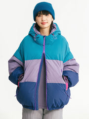 製品画像
「トリコロール配色のパッチワークデザインが特徴的なフード付きエコ中綿ジャケット。環境に配慮した再生素材を使用した冬用アウターの全体図」
詳細画像
「ハイネックフードと調節可能なドローコード付きデザイン。ダブルジップ仕様で実用性を高めたエコ中綿ジャケットのディテールクローズアップ」