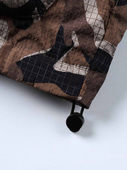 製品画像
「立体迷彩ポケットを取り入れたバイカラーのダウンベスト。軽量で保温性に優れたデザインが特徴。秋冬のアウトドアや日常使いに最適な防寒アウター。シンプルなフロントジップと個性的な迷彩デザインがスタイリッシュなカジュアルスタイルを演出する一着」
詳細画像
「立体感のある迷彩ポケットが特徴のバイカラーデザインダウンベスト。シンプルなフロントジップと実用的なポケットがアクセントになり、レイヤードスタイルにも適した秋冬用防寒アウターのディテールクローズアップ」