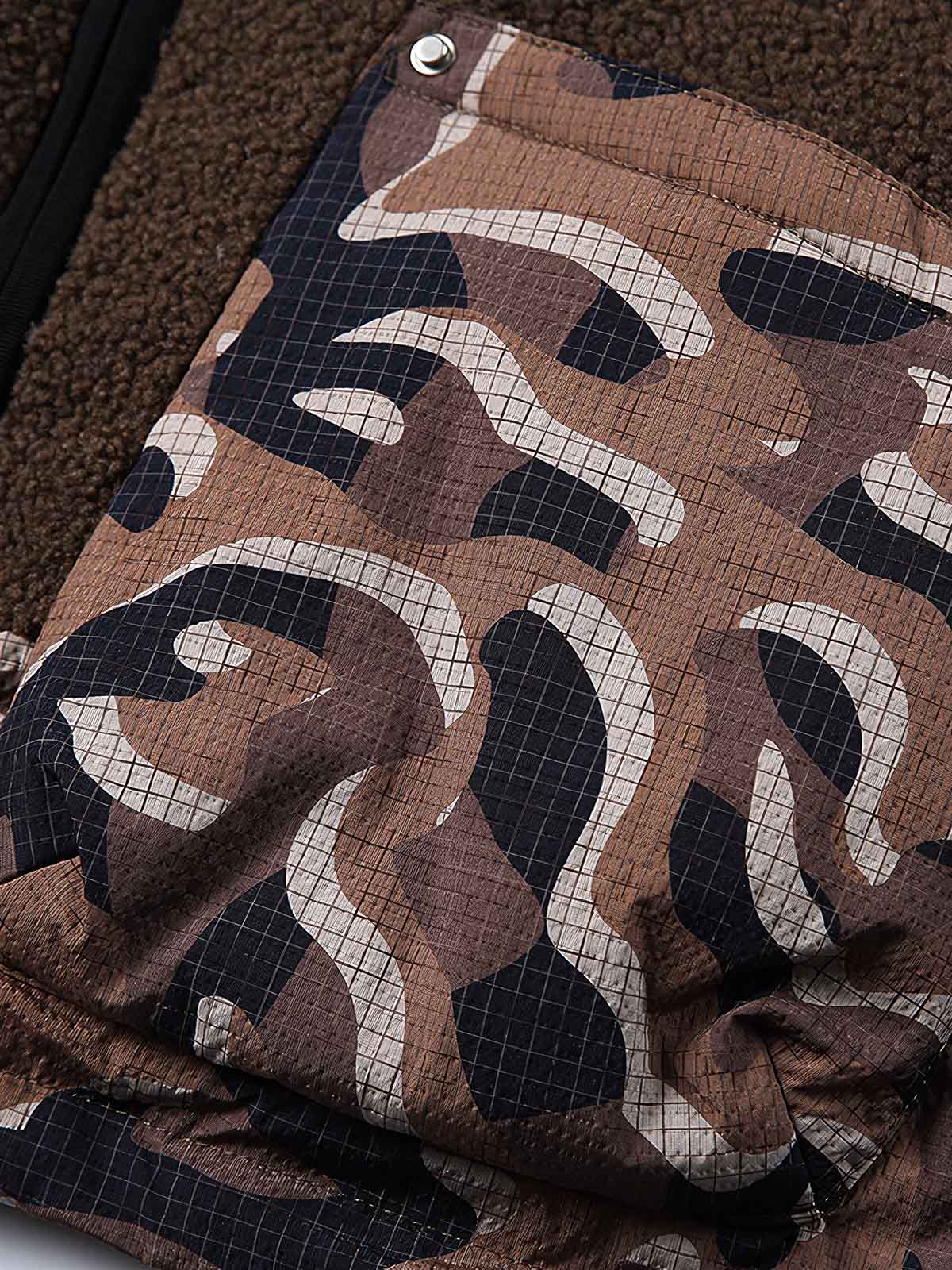 製品画像
「立体迷彩ポケットを取り入れたバイカラーのダウンベスト。軽量で保温性に優れたデザインが特徴。秋冬のアウトドアや日常使いに最適な防寒アウター。シンプルなフロントジップと個性的な迷彩デザインがスタイリッシュなカジュアルスタイルを演出する一着」
詳細画像
「立体感のある迷彩ポケットが特徴のバイカラーデザインダウンベスト。シンプルなフロントジップと実用的なポケットがアクセントになり、レイヤードスタイルにも適した秋冬用防寒アウターのディテールクローズアップ」