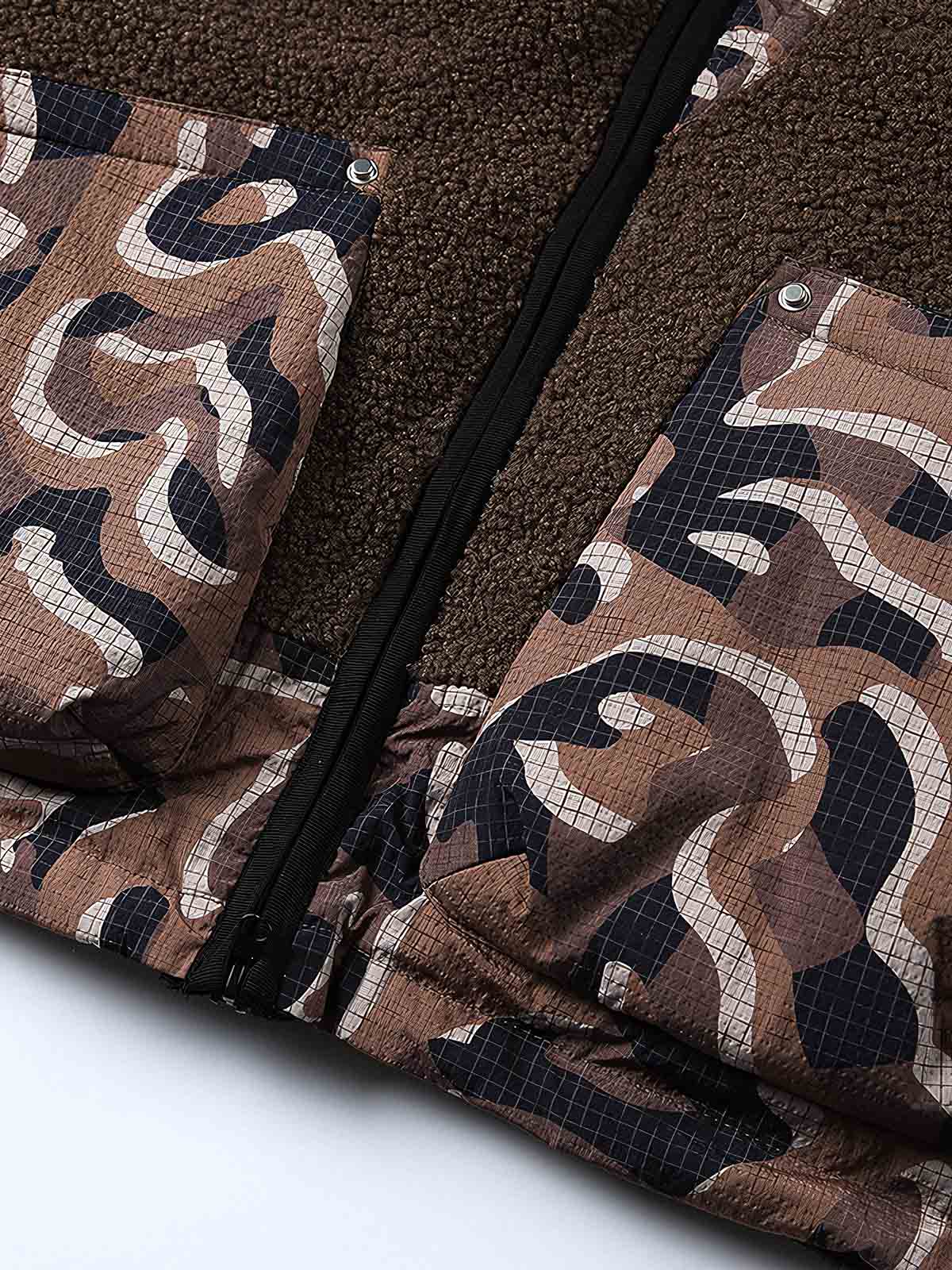 製品画像
「立体迷彩ポケットを取り入れたバイカラーのダウンベスト。軽量で保温性に優れたデザインが特徴。秋冬のアウトドアや日常使いに最適な防寒アウター。シンプルなフロントジップと個性的な迷彩デザインがスタイリッシュなカジュアルスタイルを演出する一着」
詳細画像
「立体感のある迷彩ポケットが特徴のバイカラーデザインダウンベスト。シンプルなフロントジップと実用的なポケットがアクセントになり、レイヤードスタイルにも適した秋冬用防寒アウターのディテールクローズアップ」