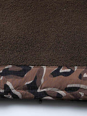 製品画像
「立体迷彩ポケットを取り入れたバイカラーのダウンベスト。軽量で保温性に優れたデザインが特徴。秋冬のアウトドアや日常使いに最適な防寒アウター。シンプルなフロントジップと個性的な迷彩デザインがスタイリッシュなカジュアルスタイルを演出する一着」
詳細画像
「立体感のある迷彩ポケットが特徴のバイカラーデザインダウンベスト。シンプルなフロントジップと実用的なポケットがアクセントになり、レイヤードスタイルにも適した秋冬用防寒アウターのディテールクローズアップ」